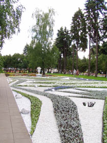 Цветники в центральной части парка рядом
с главной аллеей.