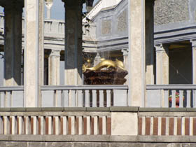 Фонтан «Черноморский» (скульптор И.С.
Ефимов) на южной веранде здания теперь
работает. А вот фонтан «Полярный»
на северной веранде продолжает
бездействовать...