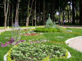 Около фонтана вырос «город-сад».