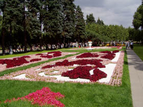 Цветники в центральной части парка.