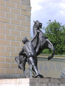Кони с вожатыми скульптора П. К. Клодта
были отлиты из чугуна на уральских
заводах, принадлежавших Голицыным.