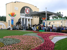 Открытие фестиваля цветников и торжеств,
посвященных 300-летию усадьбы
Влахернское-Кузьминки. Перед Музыкальным
павильоном установлена сцена.