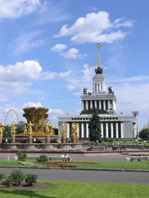 Площадка, на которой расположен фонтан
«Дружба народов» – одно из красивейших
мест выставочного комплекса.