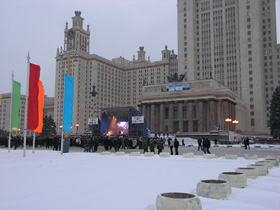 Концерт перед Главным зданием МГУ.