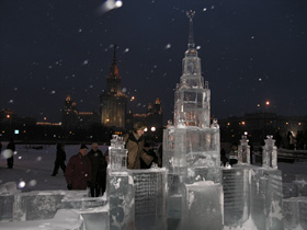 Весь день 25-го Москву заносило снегом.
Временами погода казалась пасмурной, но
с заходом солнца Университет, освещаемый
тысячами прожекторов, предстал в своем
полном великолепии...