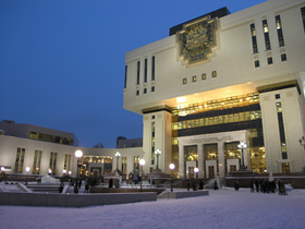 У здания Фундаментальной библиотеки МГУ.