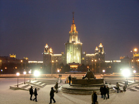 Вид с площади перед Фундаментальной
библиотекой МГУ.