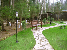 Садовые скамейки – необходимый элемент
для полноценного отдыха на участке.