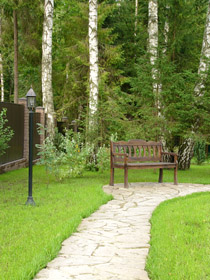 Садовые скамейки – необходимый элемент
для полноценного отдыха на участке.